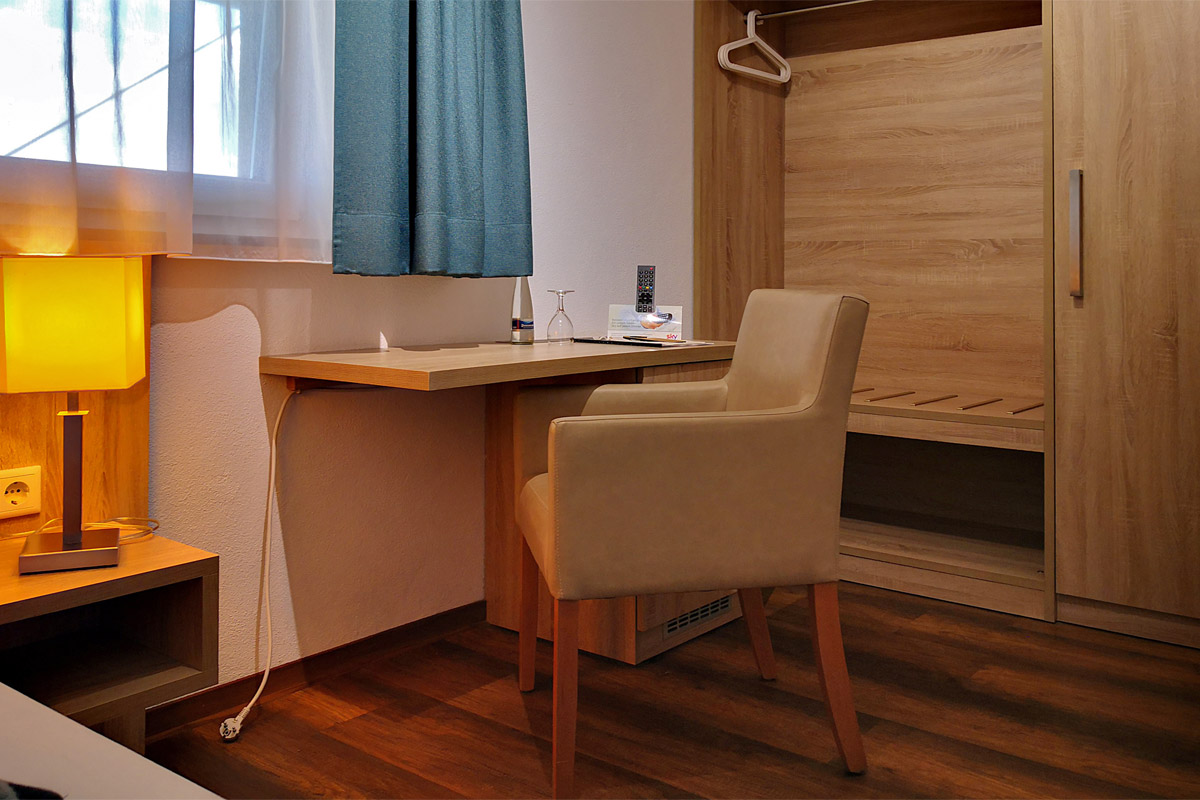 Schreibtisch im Einzelzimmer