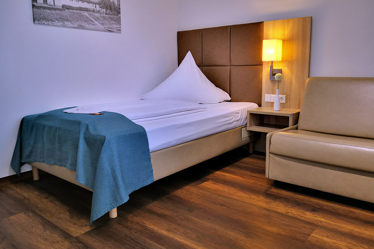 Bett im barrierefreien Einzelzimmer