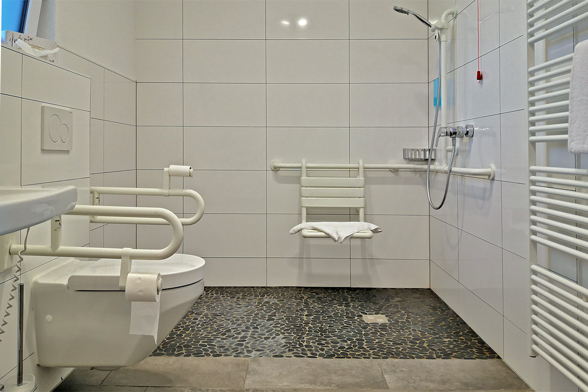 Bad im barrierefreien Einzelzimmer