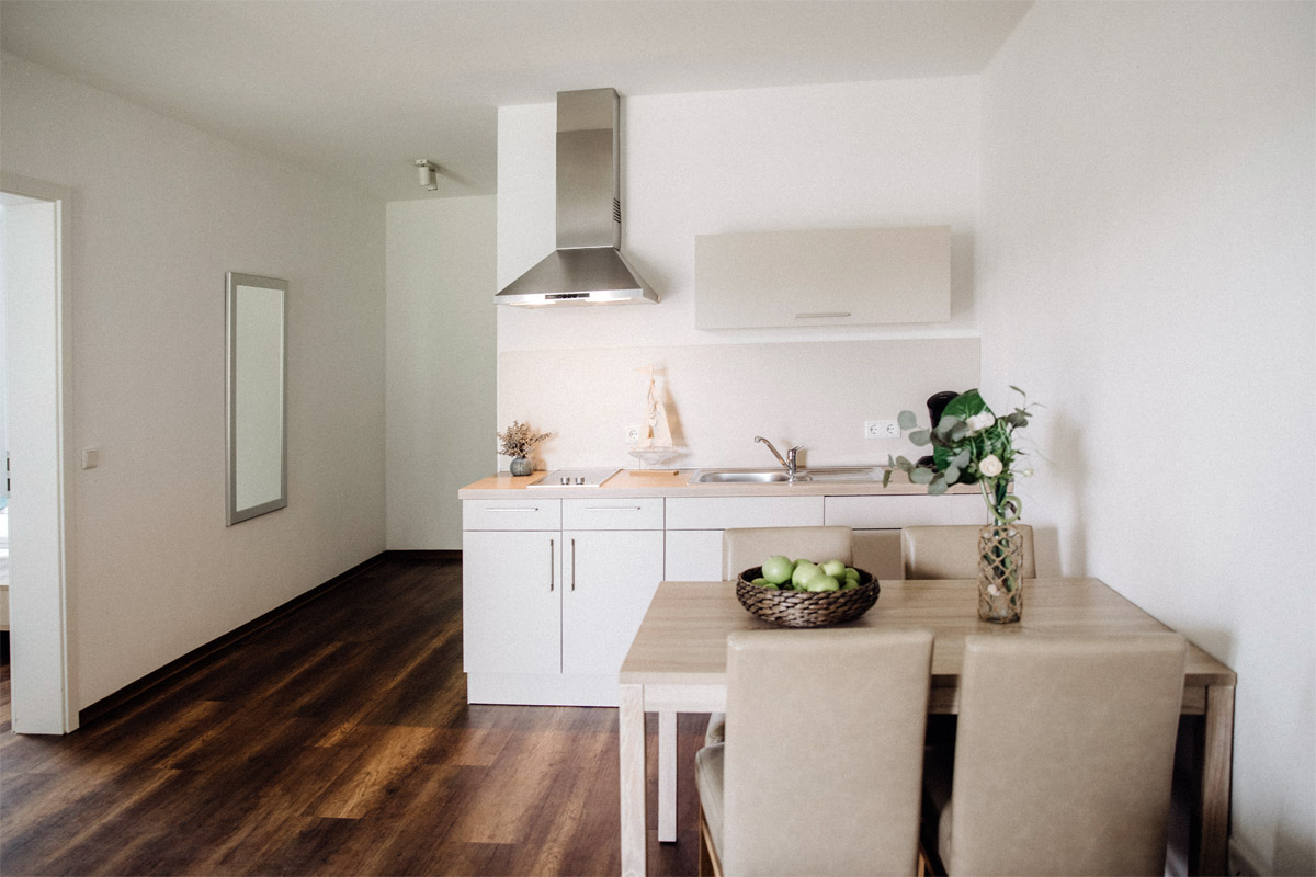 Küchenzeile und Esstisch im Apartment